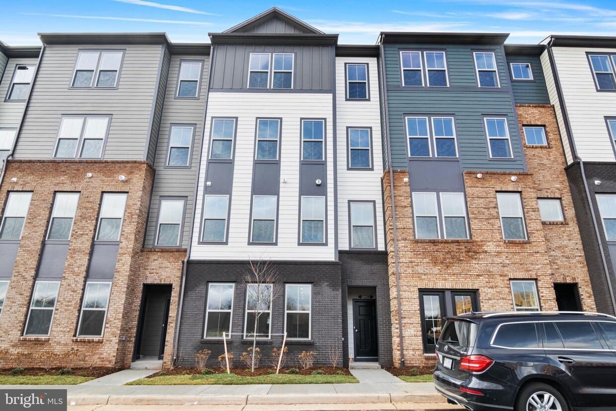 This stunning luxury 2-story condo has 3 beds & 2.5 baths with over 1500 sq ft of living space. - This stunning luxury 2-story condo has 3 beds & 2.5 baths with over 1500 sq ft of living space.