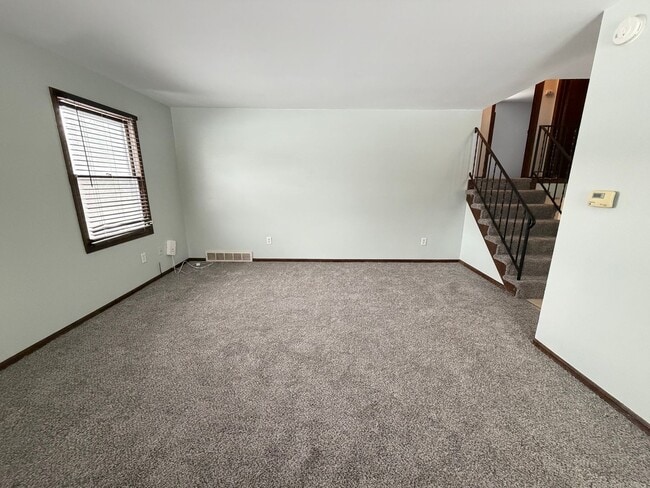 Building Photo - 3992 Camelot Dr SE