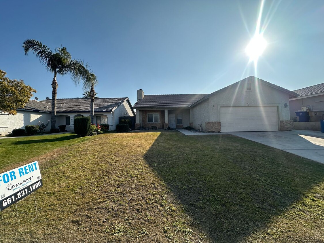 Foto principal - Charming 4-Bedroom Rental in Bakersfield, CA