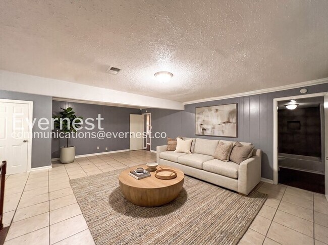 Building Photo - 5 Bed/2 Bath Home with Fenced Yard / Vouchers Accepted / Available Now!