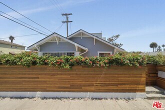 Building Photo - 320 4th Ave