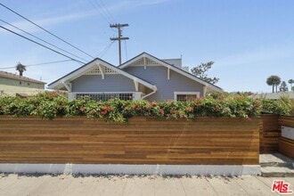 Building Photo - 320 4th Ave