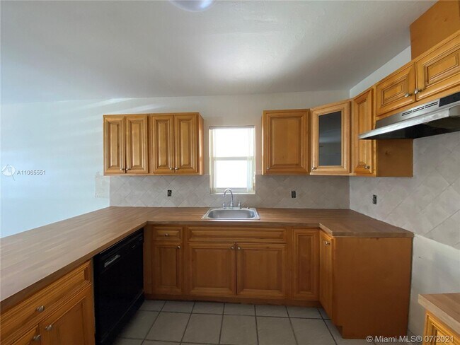 Foto del edificio - 3323 SW 23rd Terrace