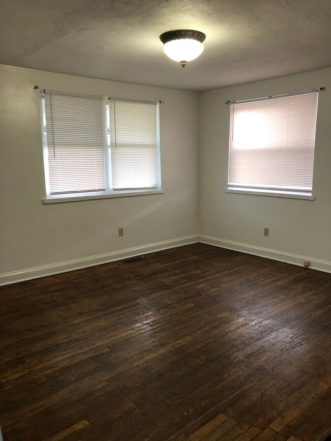 Living room - 5008 Kentucky St