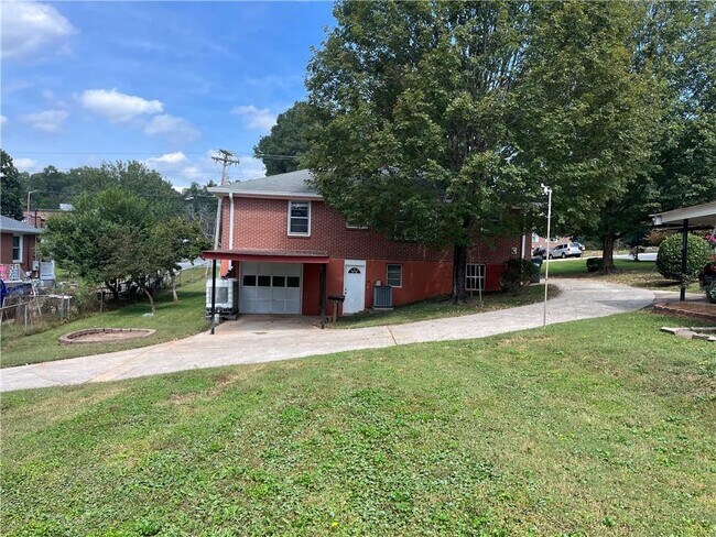 Building Photo - 66 Larose Dr SW