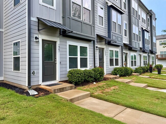 Foto del edificio - Fully Furnished 2BR/3.5BA Townhome with Garage — Minutes from Downtown Raleigh
