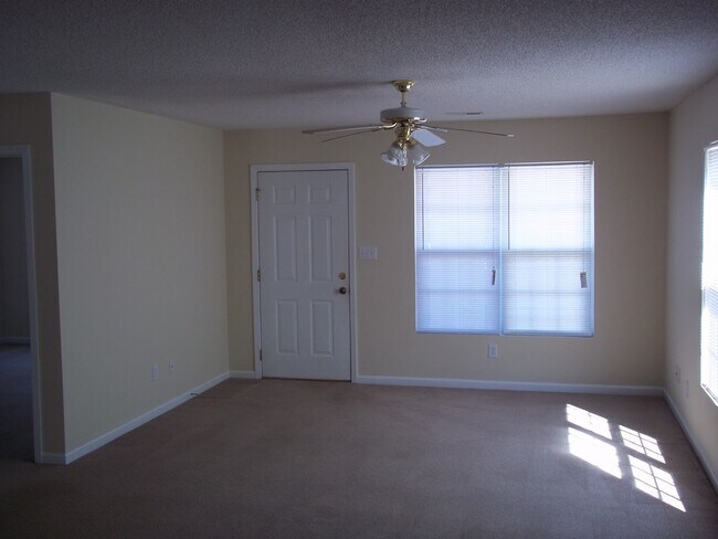 Foto del edificio - 2 Bedroom, 2 Bathroom Duplex w/ Back Patio!