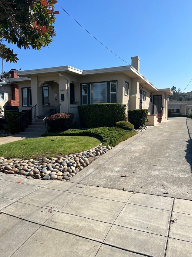 Foto principal - 22262 Montgomery St