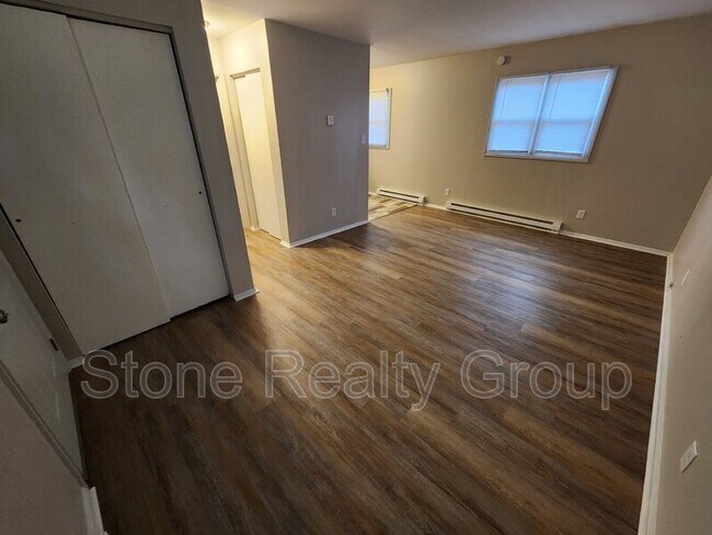 Building Photo - 5606 E Newcomer Ave