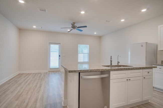 Foto del edificio - Pet-Friendly 3BR Townhome in Meadow Brook ...