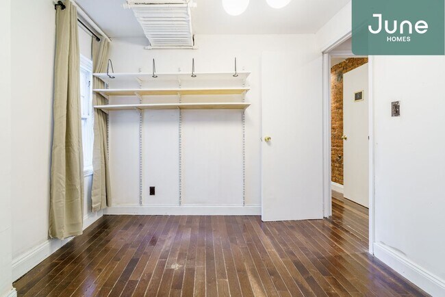 Foto del edificio - Full room in 5-bed/1.5-bath Home