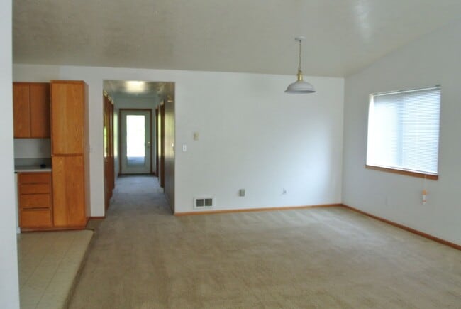 Building Photo - Spacious 3-bedroom, 1 bath home in Albany