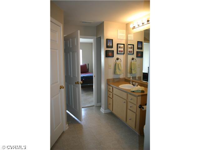 Building Photo - Fabulous 2 bedroom condo with loft and gar...