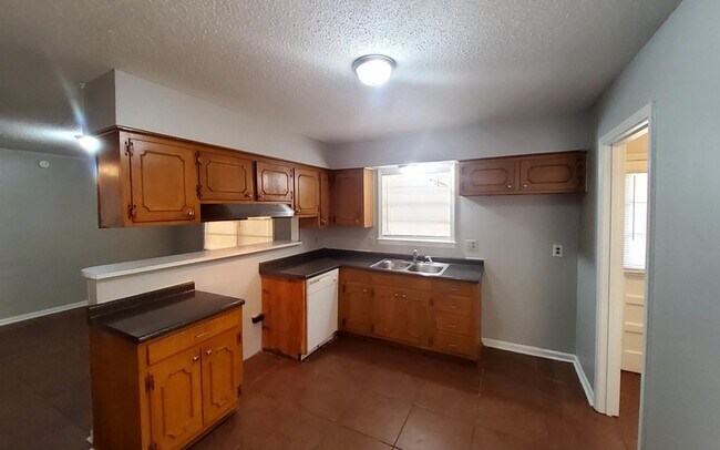 Building Photo - 2572 Thackery Dr