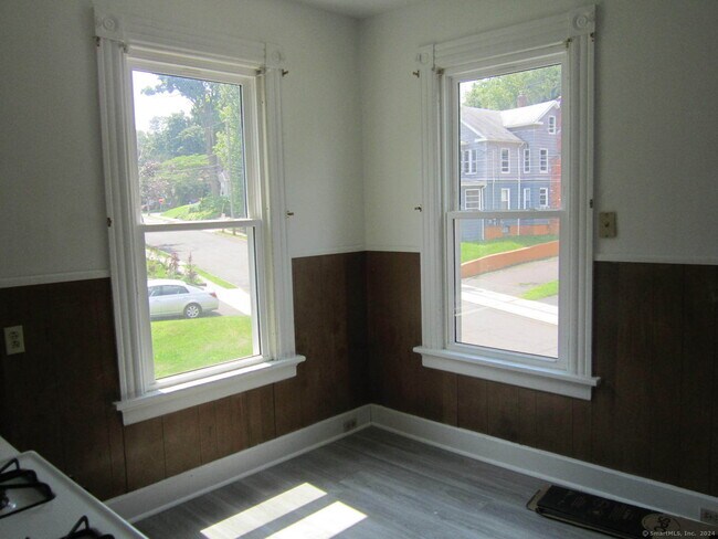 Building Photo - 84 Alcove St