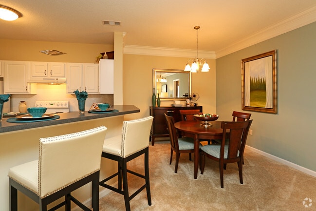 Modelo de comedor 2x2 - Lullwater at Bass | Luxury Apartment Homes Located in Macon, GA