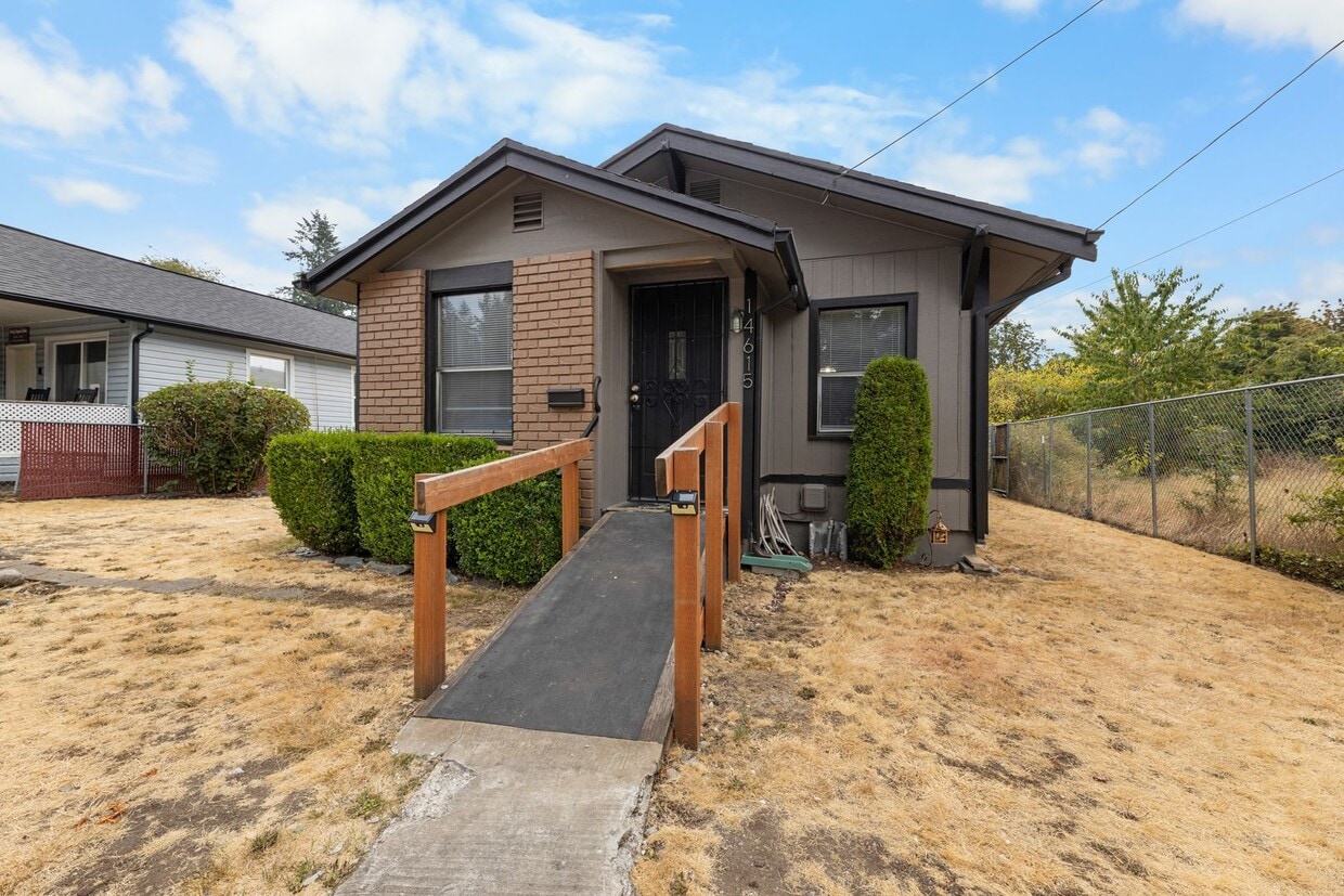 Primary Photo - 2 Bed, 2 Bath Home – Prime Location Near F...