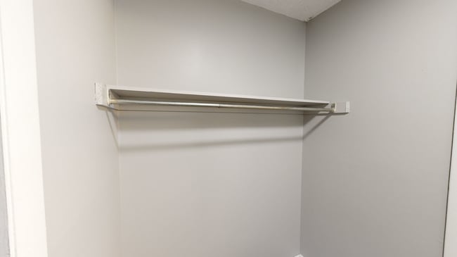 Kincaid-Closet.jpg - Lakeside Landing Apartments