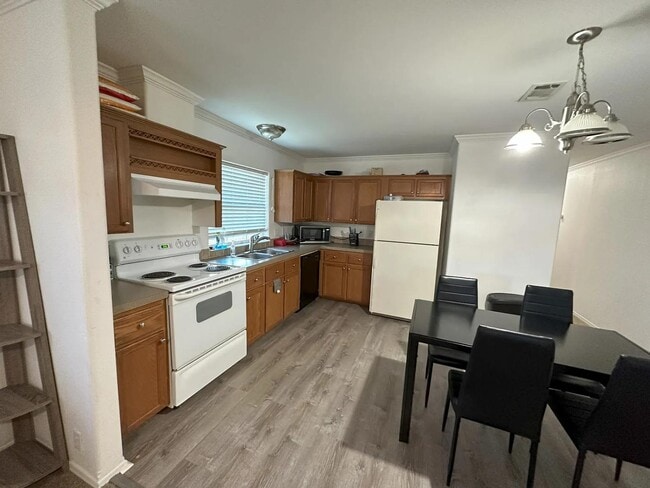 Building Photo - 5529 Mesa Cir