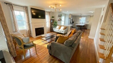 Building Photo - 14 Oak St