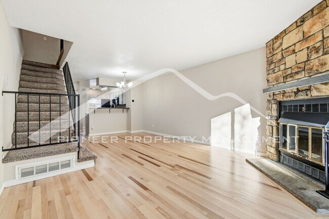 Foto del edificio - Spacious Townhouse with Central AC and Washer/Dryer