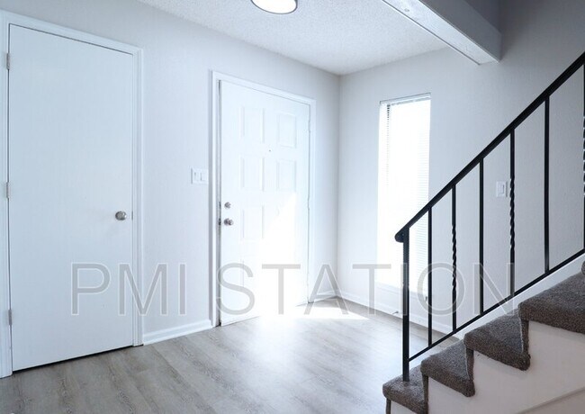 Building Photo - 18915 Lexington Rd