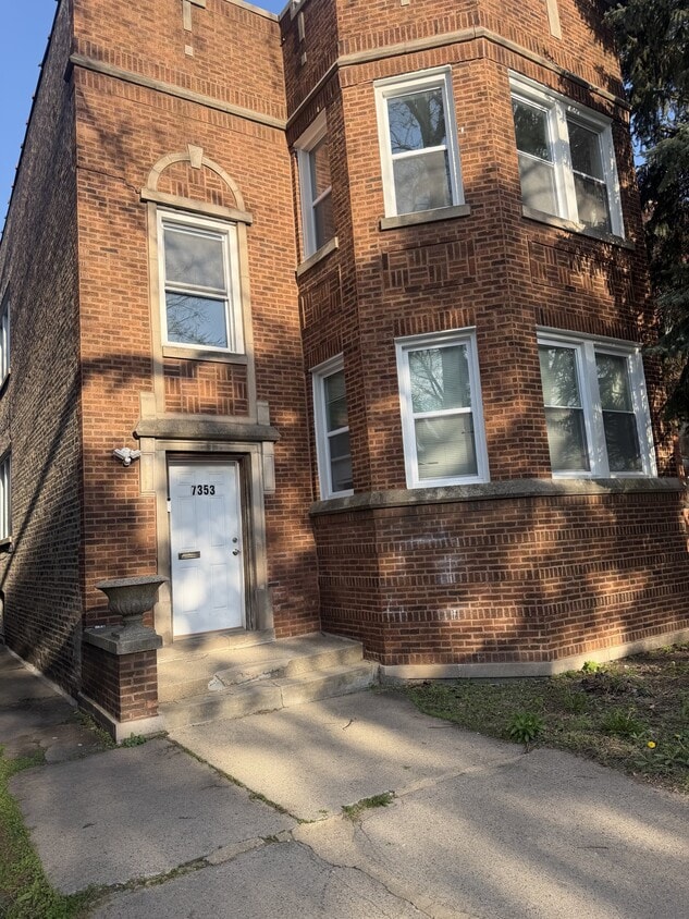 Photo - 7353 S King Dr (Chicago, IL)