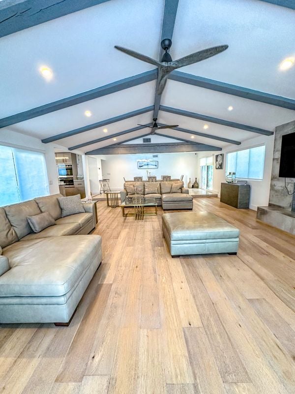 Foto del edificio - 4660 Burgundy Rd