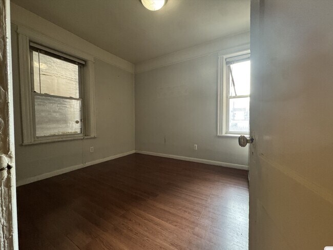 Foto del edificio - 125 Manhattan Ave