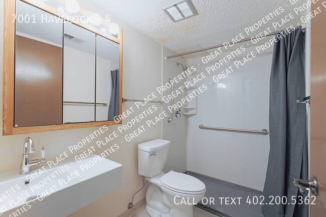 Building Photo - 1 Bed 1 Bath Walk in Shower Garden Level