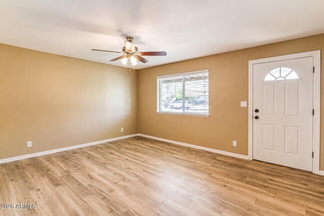 Building Photo - 1015 E Marigold Ln