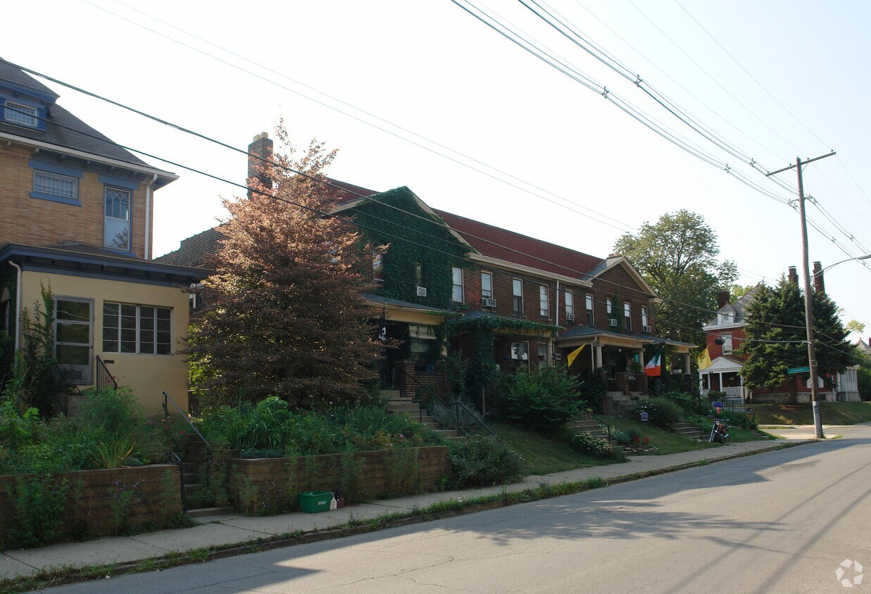 Foto del edificio - 828-838 Dennison Ave