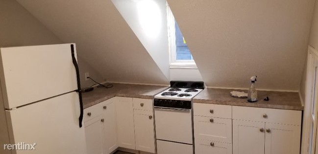 Building Photo - 2 br, 1 bath Apartment - 300-1/2 W. 13th St.