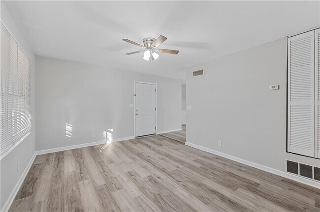 Foto del edificio - 2382 Peachwood Cir NE