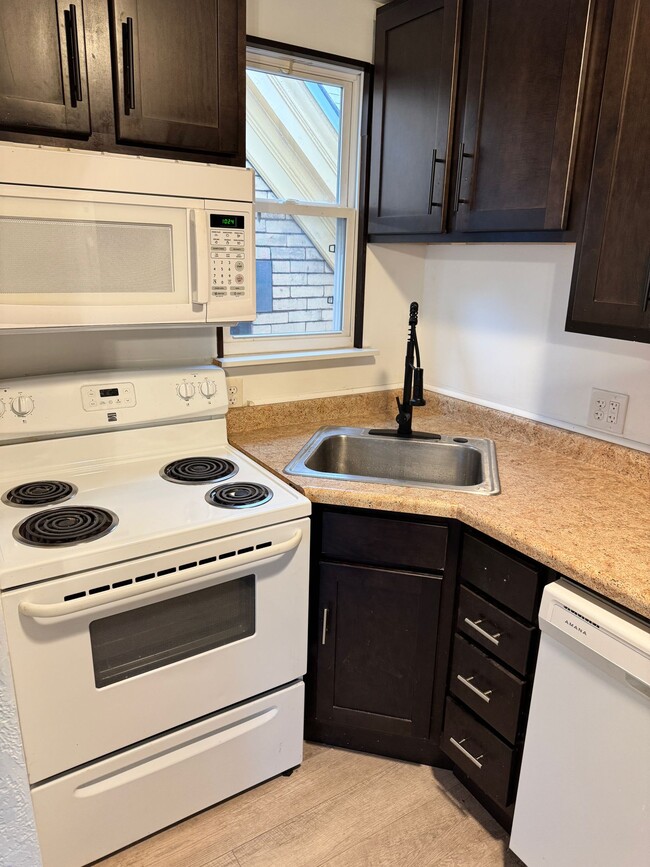 Photo - 303 Peebles St Apartment