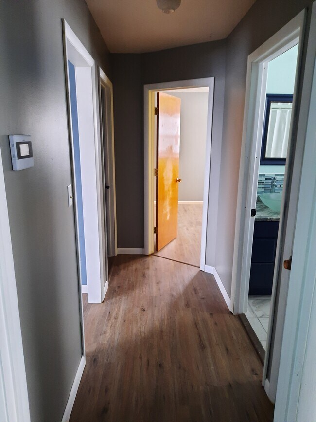 Pasillo - 40016 Linden Dr