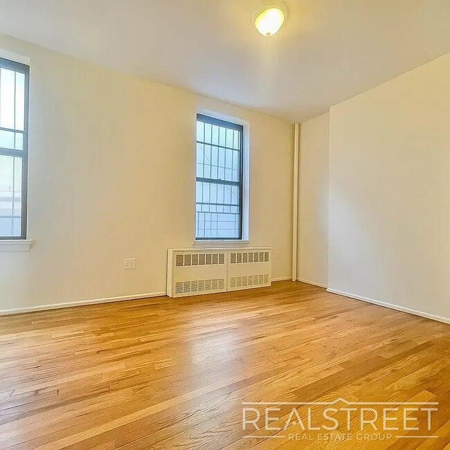 Foto del edificio - This is a spacious, bright, and sunny 1 bedroom apartment located on one of South Slope/ Greenwood's