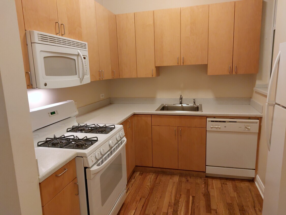 Primary Photo - 2304 N Milwaukee Ave