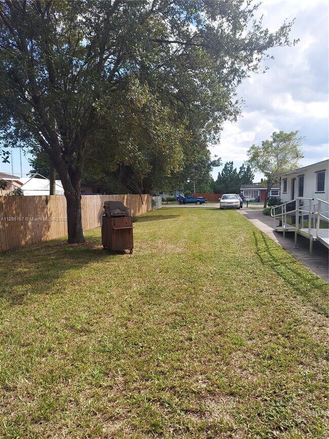 Foto del edificio - 5731 SW 26th St