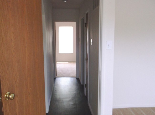 Building Photo - 105 Britain Way