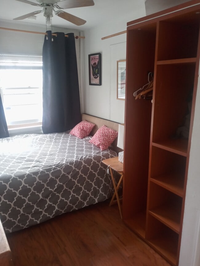 Small bedroom 13ftx71/2 ft - 2023 Cloverfield Blvd