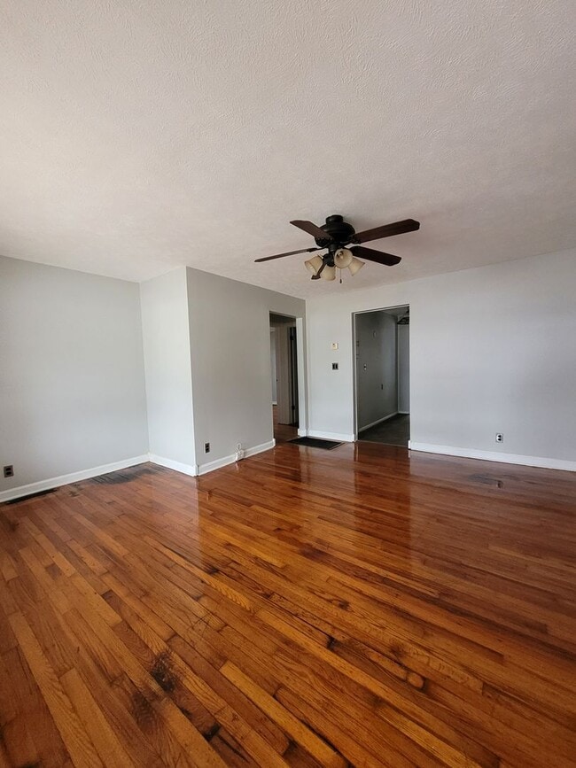 Building Photo - Spacious 3 Bedroom 2 Bath home!