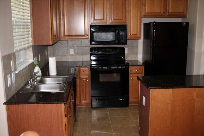 Foto del edificio - 919 Sterling Creek Cir