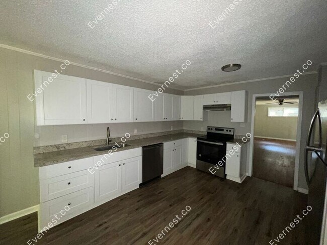 Building Photo - 801 Forest Ln