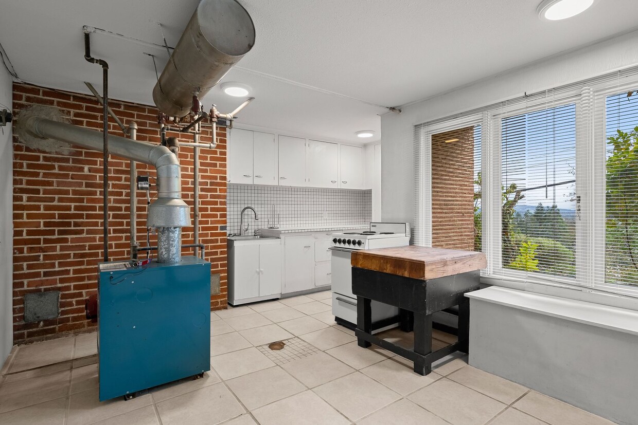 Foto principal - Charming 1940s Lower-Level Apartment with ...