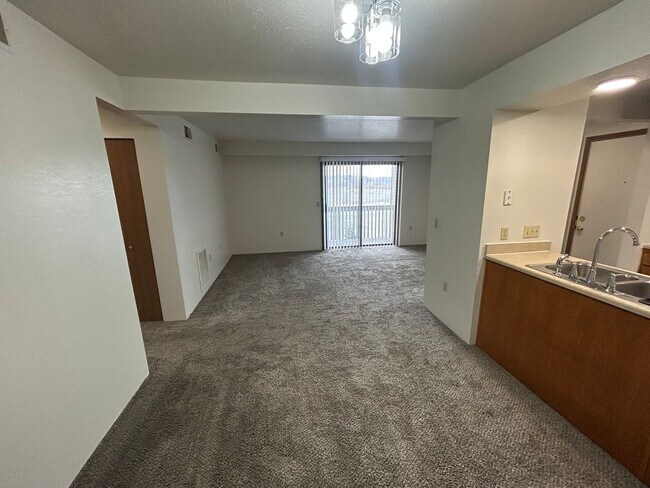 Building Photo - 2 bedroom, 1 bath - middle floor apartment with updates & private balcony!