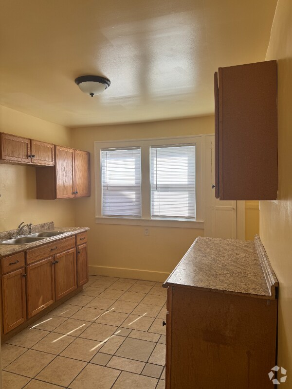 Building Photo - 15878 Kentucky St
