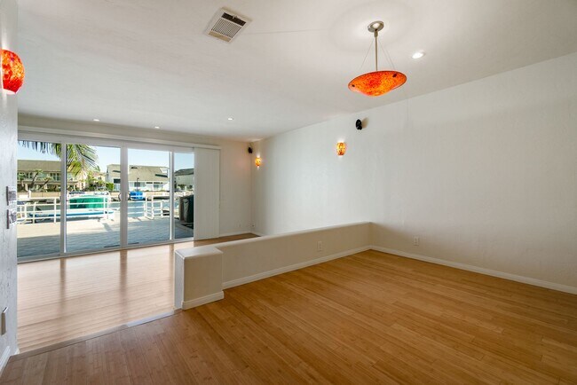Building Photo - Stunning Waterfront Townhome in Huntington Beach!