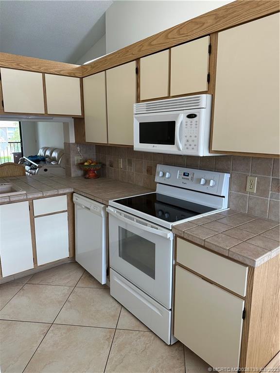 Building Photo - 1102 Pinecrest Cir