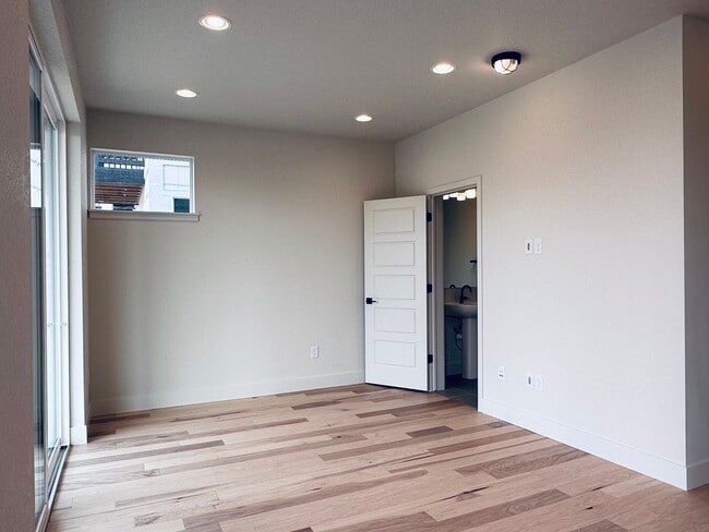 Foto del edificio - Luxury 3 Bedroom Townhome in the Heart of ...